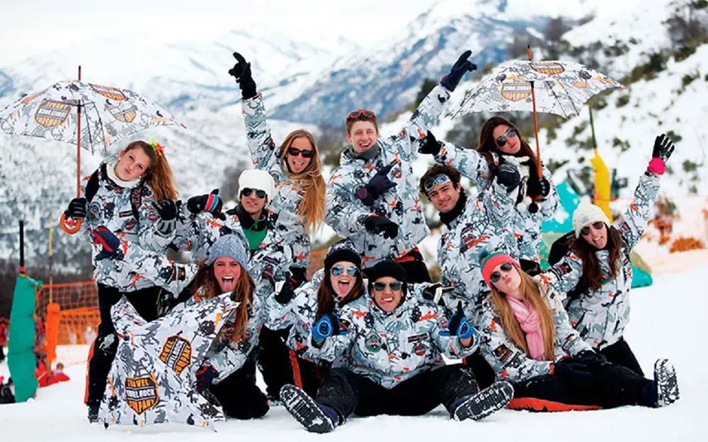 Jóvenes egresados celebrando en la montaña