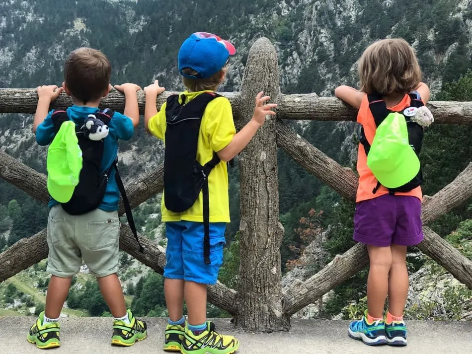 Niños en la playa durante un viaje de egresados