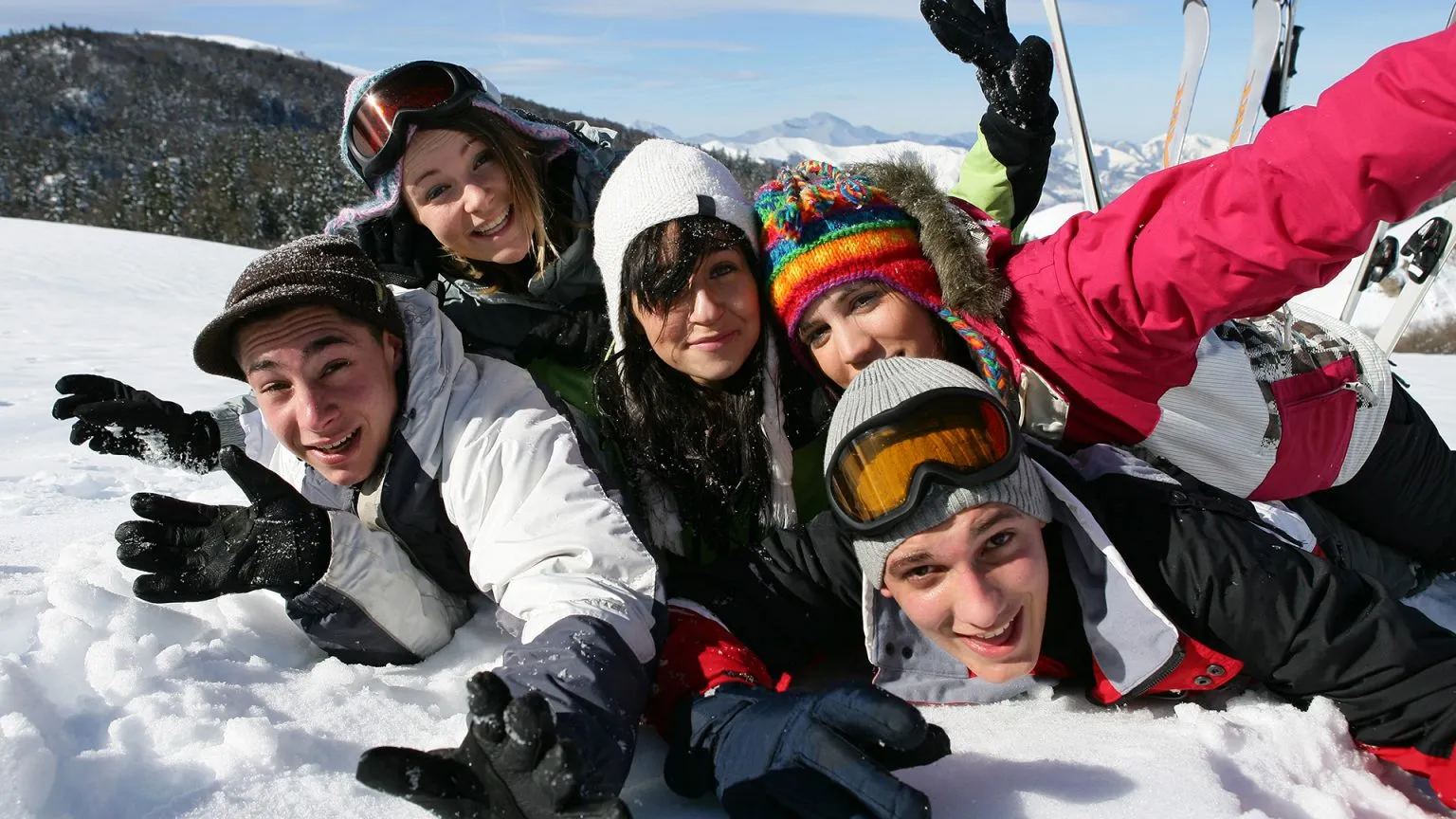 Grupo de egresados en la nieve